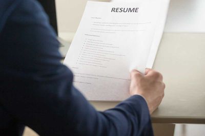 Surat Referensi Kerja: Pengertian, Perbedaan dengan Paklaring, dan Contohnya