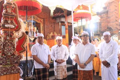 Walkot Jaya Negara Hadiri Spirit Kebersamaan Menguat di Puncak Karya Pura Sor Waringin Ulun