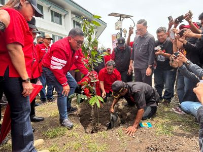 Sekjen PDIP Hasto Tanam Pohon di Embung Giwangan Jogja, Minta Kader Sejati Harus Peka Lingkungan : Berhenti Sebentar Mungut Sampah Plastik