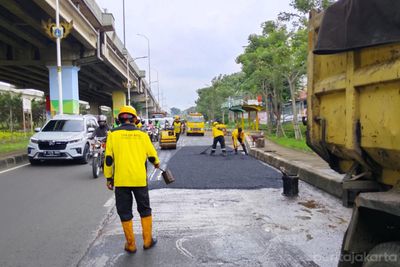 Pasukan Kuning Suku Dinas Bina Marga Jakarta Timur Sukses Tambal 1.745 Jalan Berlubang di 10 Kecamatan