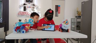 Keren! Dua Anak Merangkai Robot Barongsai dengan Coding untuk Meriahkan Imlek