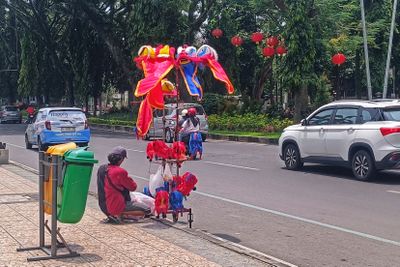 Imlek 2026 Bawa Berkah, Penjual Mainan Barongsai Ramai di Kota Malang