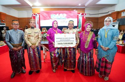 Gubernur Sulsel Serahkan Bantuan Rp15 Miliar untuk Sidrap di Hari Jadi ke-682