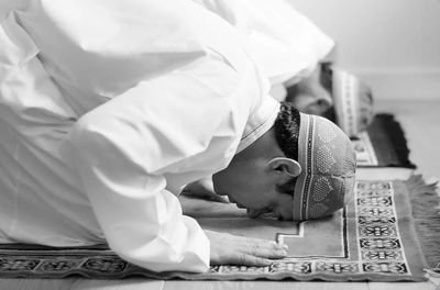 Niat Sholat Tarawih Lengkap Arab Latin dan Arti, Biar Nggak Salah Saat Ramadhan