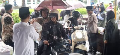 Antuasiasme Mahasiswa UMY Pada Hari Pertama Drive Thru 4 Ribu Paket Takjil Hari Ini, Ngaku Bisa Hemat Selama Puasa