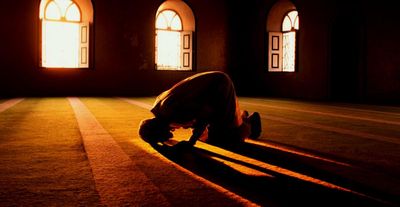 Keutamaan Sholat Tahajud di Bulan Ramadhan: Lengkap dengan Niat dan Bacaan Doanya