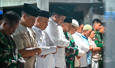 Tarawih di Tengah Duka, Bobby Nasution Hadir Bersama Warga Hutanabolon