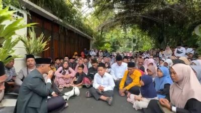 Warga Gelar Tahlilan di Depan Kediaman Presiden Jokowi, Viral di Media Sosial