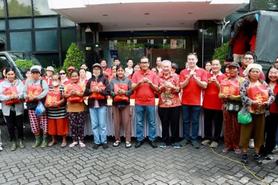 Rayakan Imlek dengan Aksi Nyata, Ribuan Paket Sembako Dibagikan