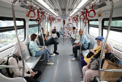PT LRT Jakarta Izinkan Penumpang Buka Puasa di Dalam Kereta, Cek Syaratnya Disini!
