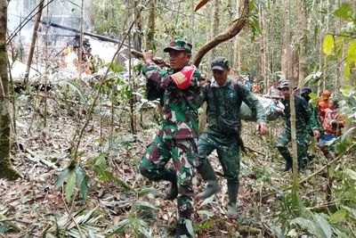 Proses evakuasi pesawat kargo Pelita Air Service PAS 7101 yang jatuh di, Kalimantan Utara, Kamis (19 2 2026). (Dok Puspen TNI) - Foto oleh Dok. Puspen TNI