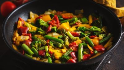 Membedah Dua Teknik Memasak: Tumis vs. Saute