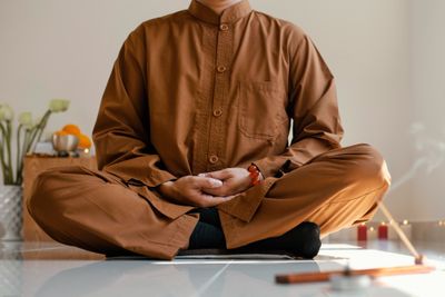 Bukan Sekadar Kosongin Pikiran : Studi ke Biksu Ungkap Meditasi Justru Bikin Otak Aktif Banget