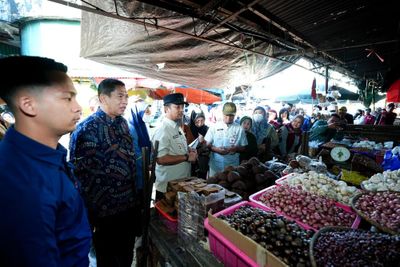 Sidak Pasar Terong Makassar, Gubernur Sulsel Pastikan Harga Sembako Stabil di Awal Ramadan