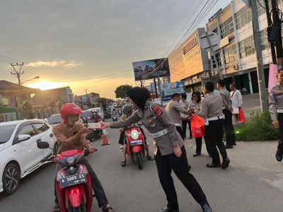Bagi Bagi Takjil Satlantas Polres Serang Bertajuk Jumat Berkah