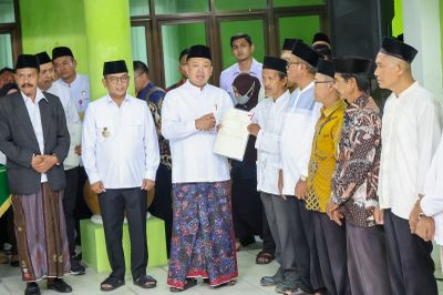 Menteri ATR BPN Serahkan Sertifikasi Tanah Wakaf Kepada Para Nazhir Di Banten