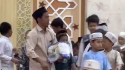 Ramadan Penuh Cerita, Pak Ustadz Jadi Rebutan Anak-anak Usai Tarawih