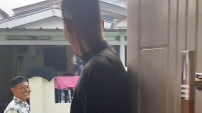 Aksi Kocak Seorang Ayah Bikin Warga Sekitar Geleng-geleng, Baju Lebaran Baru Langsung Dipamerkan