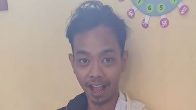 Momen Haru Guru SLB Bangga Saat Tak Sengaja Bertemu Alumni Muridnya yang Kini Bekerja di Alfamart