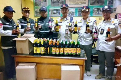 Jaga Kesucian Bulan Ramadhan, Satpol PP Jakarta Utara Sita 637 Botol Miras dalam Operasi Gabungan