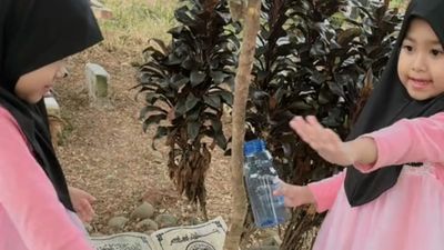 Sedang Ziarah ke Makam Nenek, Anak Kembar Perempuan Ini Sempat Lihat Teteh Meski Tidak Ada Orang