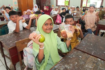 Sejumlah pelajar menunjukkan menu Makan Bergizi Gratis (MBG) yang didapat di SD Negeri Krembangan Selatan VII, Surabaya, Jawa Timur, Senin (23 2 2026). - Foto oleh ANTARA FOTO Didik Suhartono