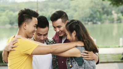 Mimpi Bertemu Teman Lama: Tanda Emosional atau Refleksi Nostalgia?