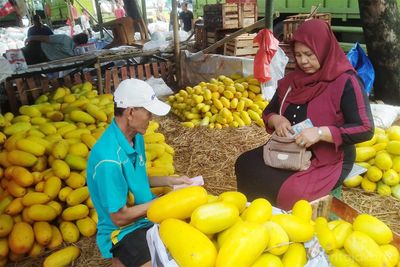 Banjir Cuan Saat Ramadhan! Pedagang Timun Suri di Pasar Induk Kramat Jati Mampu Jual Tiga Ton Sehari