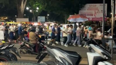 Momen Unik Usai Salat Tarawih, Sejumlah Laki-laki Ini Pilih Joging di Malam Hari dan Jadi Sorotan