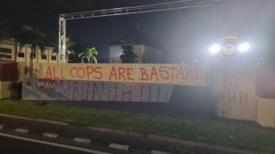 Massa Aksi di Depan Polda DIY Hari Ini Coret Tembok Bertuliskan All Cops Are Bastard Hingga Gelar Solat Gaib