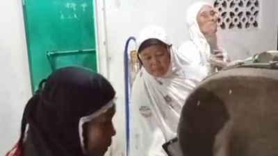 Viral Ibu-Ibu Pamer Skill Pukul Beduk, yang Muda Minggir Dulu