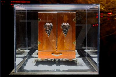 Misteri The Dybbuk Box: Mengapa Kotak Anggur Tua Ini Menjadi Benda Paling Terkutuk di Dunia?