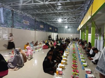 Marhaban Yaa Ramadhan, Hasan Saleh Berbagi 150 Nasi Kotak di Masjid Nurul Bahri Juata Laut