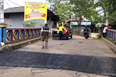 Jalan Amblas di Cipayung Bikin Ngeri, Pasukan Kuning Gerak Cepat Amankan Rute Vital Jakarta-Bekasi
