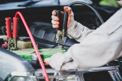 Cara Jumper Aki Mobil yang Benar dengan Urutan Aman