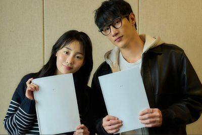 Bintang Pachinko Kim Min-ha dan Noh Sang-hyun Kembali Beradu Akting dalam Komedi Romantis Netflix Messily Ever After