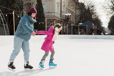 Liburan Seru Sambil Olahraga: Cek Rekomendasi Ice Skating di Jakarta hingga Surabaya!