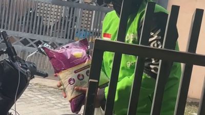 Ibu di Sumatera Utara Ini Berbagi Sembako ke Driver Ojol yang Baru Dapat Satu Orderan dari Pagi