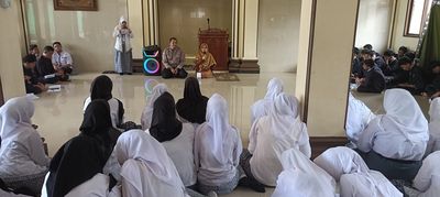 Sentuh Generasi Muda di Bulan Suci, Binmas Polsek Jatiluhur Isi Pesantren Ramadhan di SMAN Jatiluhur