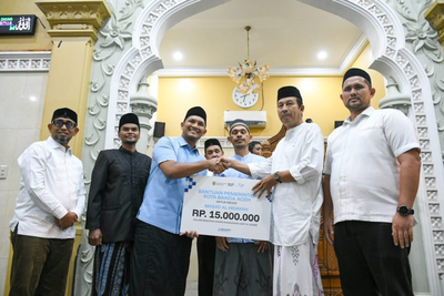 Wakil Wali Kota Banda Aceh Serahkan Bantuan Masjid Saat Safari Ramadan