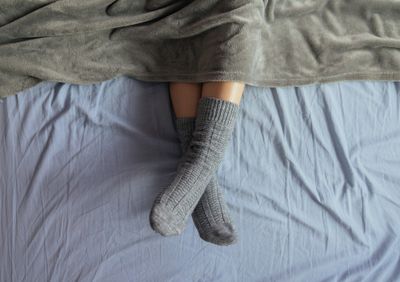 Manfaat Tak Terduga Tidur Pakai Kaos Kaki, dari Bikin Cepat Ngantuk hingga Bantu Orgasme