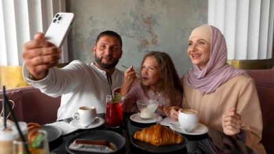 Ide Outfit Menarik untuk Reuni SD dan Bukber yang Mempesona