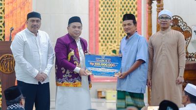Wawali Agus Haris Serahkan Bantuan Rp100 Juta, Ajak Warga Berbas Tengah Jadikan Masjid Pusat Edukasi