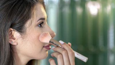 Menghindari Keretakan Makeup di Area Hidung: Teknik dan Tips Efektif