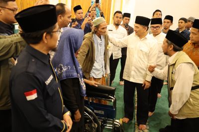 Andri Pedagang Keliling Di Tangsel Terima Bantuan Tongkat dari Wagub Banten