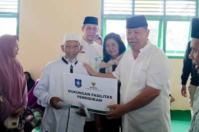 Tebarkan Kebaikan di Bulan Ramadan, Gubernur Hidayat Arsani Salurkan Zakat BAZNAS di Desa Penyamun