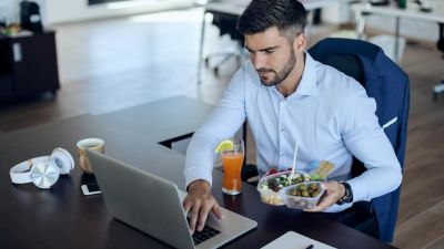 Strategi Menjaga Pola Makan Sehat saat Bekerja dari Rumah