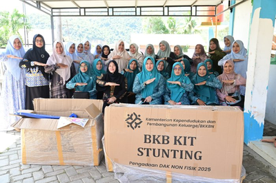 Ketua TP PKK Aceh Besar Serahkan BKB Kit Stunting di Gurah Peukan Bada
