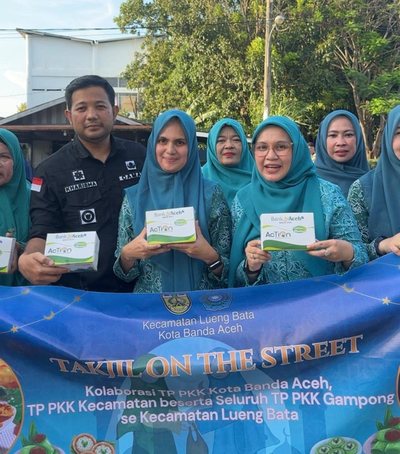 TP PKK Lueng Bata Bagikan 800 Paket Takjil untuk Warga di Bulan Ramadhan
