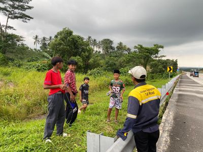 Pengelola Tol Bakauheni-Terbanggi Besar Ingatkan Warga soal Bahaya Aktivitas Ngabuburit di Sekitar Jalan Tol
